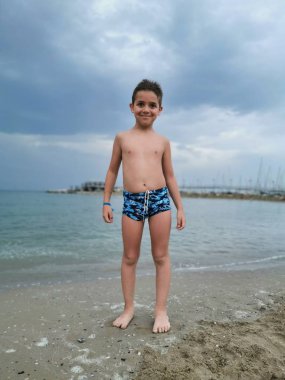 Riccione rimini italy 'de deniz kenarında güzel bir çocuk.
