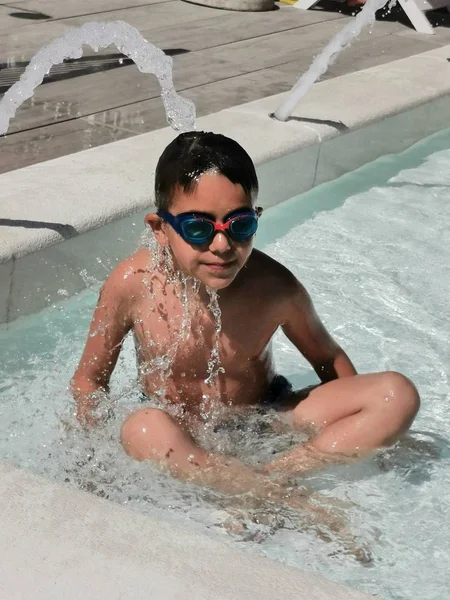 Hermoso niño pequeño ot lado del mar en riccione rimini italia —  Fotos de Stock