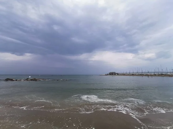 Olas en la playa en rimini riccione italia — Foto de Stock