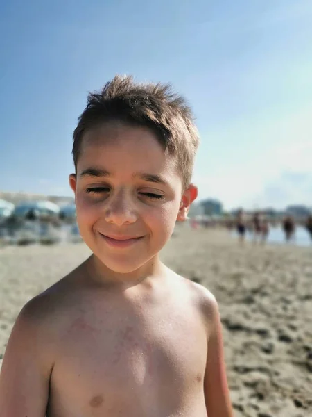 Hermoso niño pequeño ot lado del mar en riccione rimini italia — Foto de Stock