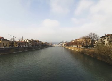  Şehir merkezindeki Verona Köprüsü 'nden Adige Nehri