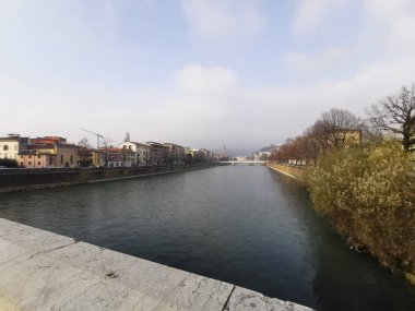  Şehir merkezindeki Verona Köprüsü 'nden Adige Nehri