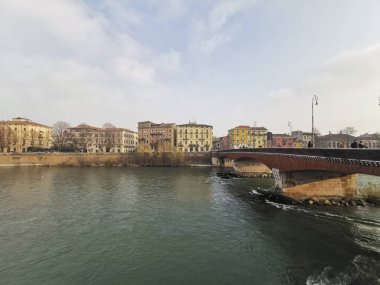  Şehir merkezindeki Verona Köprüsü 'nden Adige Nehri