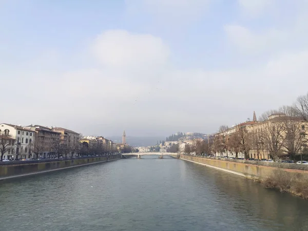 Río Adige desde el puente de Verona en el centro de la ciudad — Foto de Stock