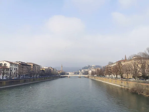 Río Adige desde el puente de Verona en el centro de la ciudad — Foto de Stock