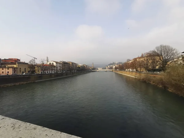 Río Adige desde el puente de Verona en el centro de la ciudad — Foto de Stock