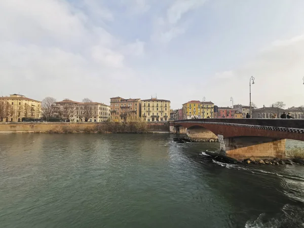 Fiume Adige dal ponte di Verona nel centro della città — Foto Stock
