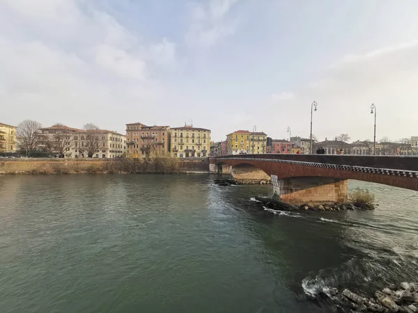 Fiume Adige dal ponte di Verona nel centro della città — Foto Stock