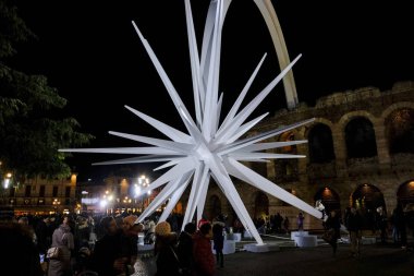  Verona arenası ve beyaz noel yıldızı