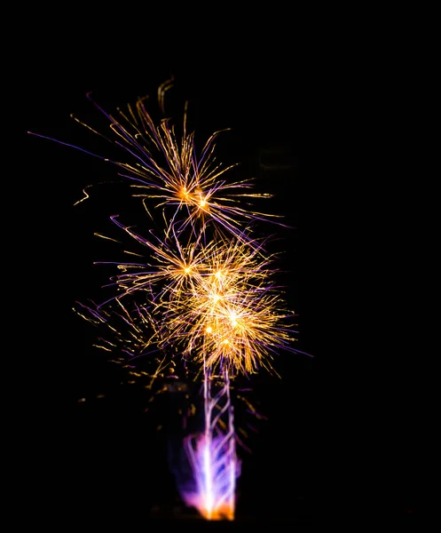 Feu d'artifice isolé sur fond noir — Photo