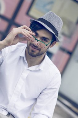 Şapkalı ve gözlüklü güzel çocuk.