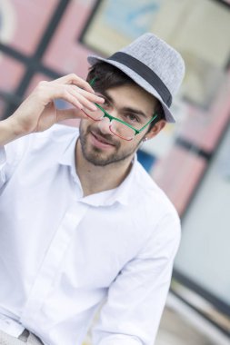 Şapkalı ve gözlüklü güzel çocuk.