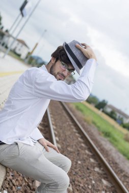 Şapkalı ve gözlüklü güzel çocuk.