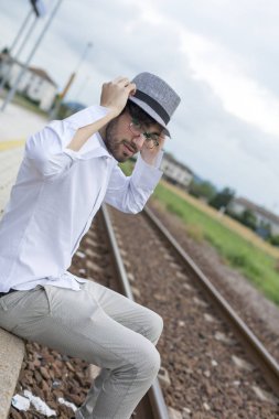 Şapkalı ve gözlüklü güzel çocuk.