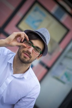 Şapkalı ve gözlüklü güzel çocuk.