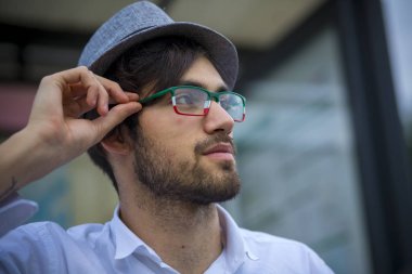 Şapkalı ve gözlüklü güzel çocuk.