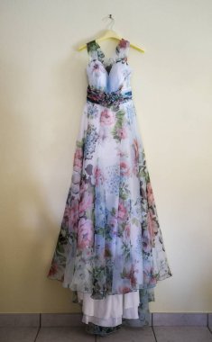 Siyah kazaklı ve başlıklı çocuk.