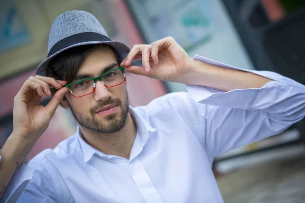 Menino bonito com chapéu e óculos — Fotografia de Stock