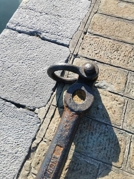 Ancre du bateau sur le quai du port de la spezia — Photo