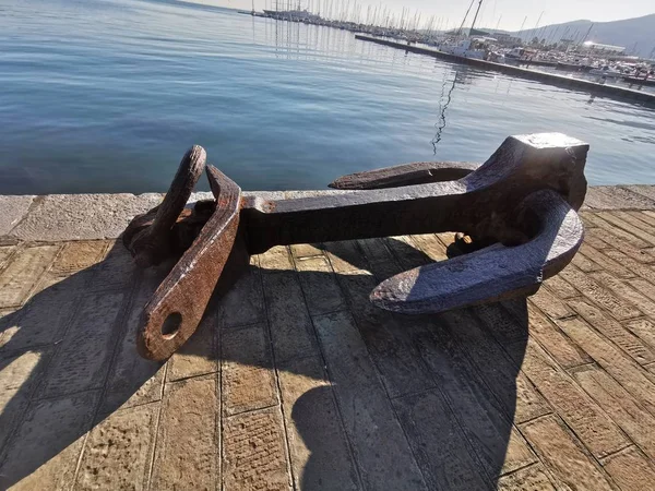 Ancre du bateau sur le quai du port de la spezia — Photo