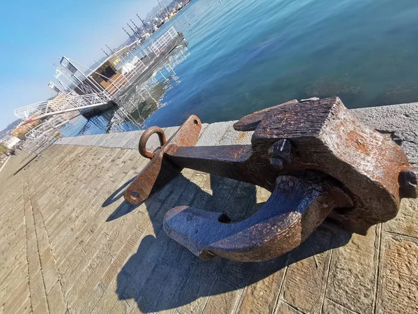 Ancre du bateau sur le quai du port de la spezia — Photo