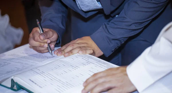 Noivo assina escritura de casamento no casamento cristão — Fotografia de Stock