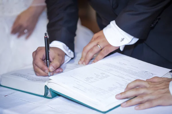 Noivo assina escritura de casamento no casamento cristão — Fotografia de Stock