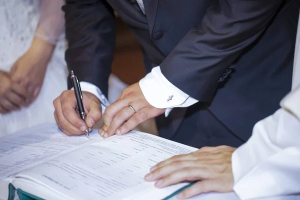 Наречений підписує весільну угоду в християнському шлюбі. — стокове фото