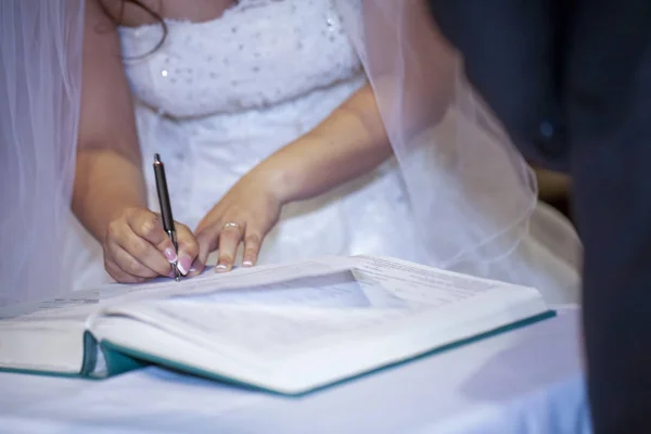 Noiva assina escritura de casamento no casamento cristão — Fotografia de Stock