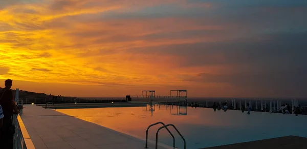 Belo pôr do sol com reflexão sobre piscina de fogo de sol — Fotografia de Stock