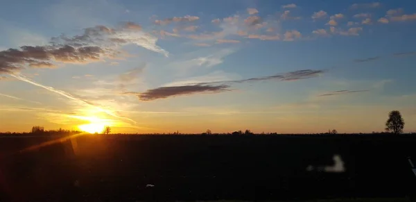 Hermoso atardecer sobre pequeño emilian país bibbiano reggio emilia — Foto de Stock