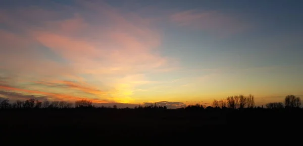 Schöner sonnenuntergang über dem kleinen emilian land bibbiano reggio emilia — Stockfoto