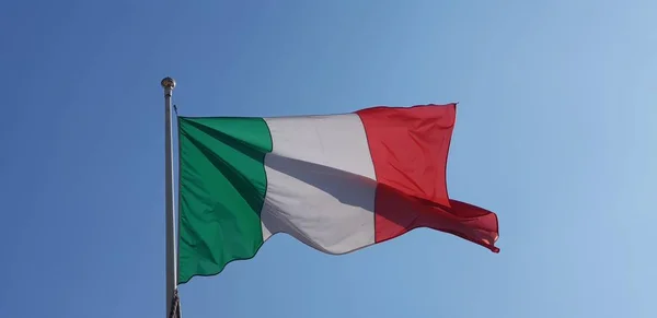意大利三色旗在阳光灿烂的日子飘扬 — 图库照片