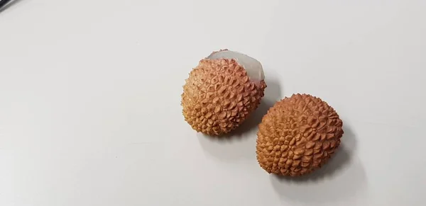 Frutto sbucciato di litchi su fondo bianco isolato — Foto Stock