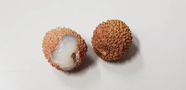 Frutto sbucciato di litchi su fondo bianco isolato — Foto Stock