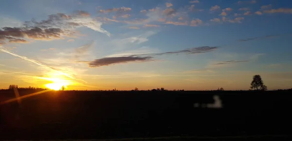 Vacker solnedgång över liten emiliska landet bibbiano reggio emilia — Stockfoto