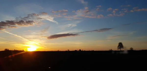 Красивий захід сонця над маленькою емілійською країною Бібіано Реджо Емілія — стокове фото