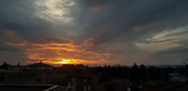 Hermoso atardecer sobre pequeño emilian país bibbiano reggio emilia — Foto de Stock