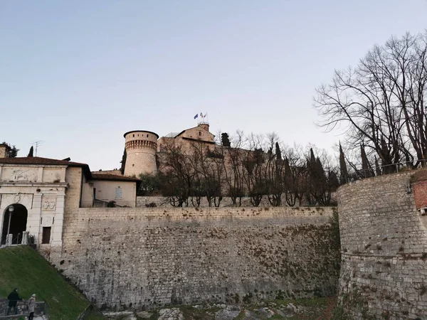 Castillo de Brescia, murallas protectoras y torre en un hermoso día soleado —  Fotos de Stock