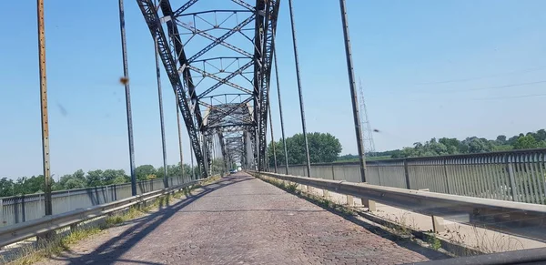 Металлическая дорога в Пьяченце на мосту солнечный день — стоковое фото