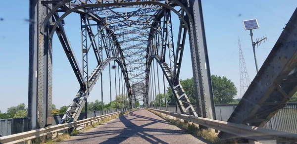 Металлическая дорога в Пьяченце на мосту солнечный день — стоковое фото