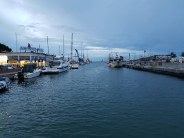 Limandaki Cervia Milano Marittima Kanalı