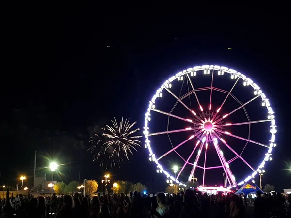 Rueda panorámica de rimini emilia romangna iluminada por la noche — Foto de Stock