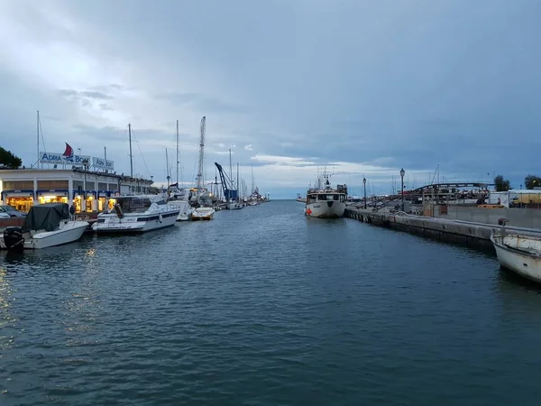 Kanaal van cervia milano marittima uitlaat op de haven — Stockfoto