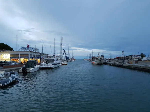 Kanál cervia milano marittima výstup na portu — Stock fotografie