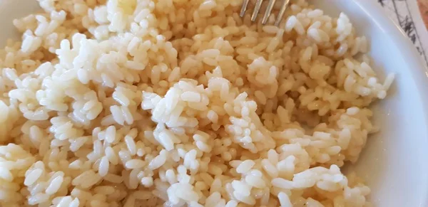 Arroz branco em prato em cantina com óleo e queijo — Fotografia de Stock