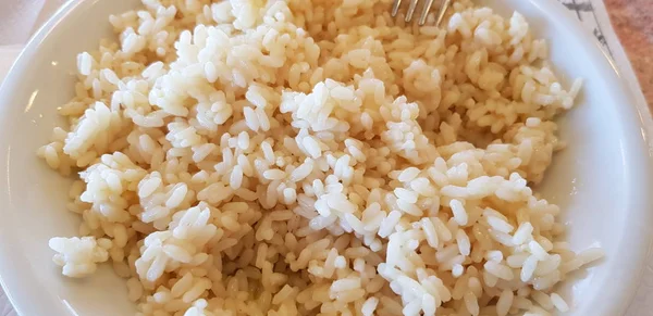 Arroz branco em prato em cantina com óleo e queijo — Fotografia de Stock
