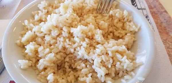 Белый рис в столовой с маслом и сыром — стоковое фото