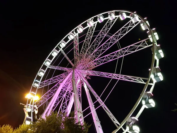 Roda panorâmica de rimini emilia romangna iluminado à noite — Fotografia de Stock