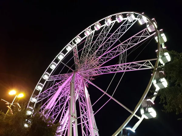 Roda panorâmica de rimini emilia romangna iluminado à noite — Fotografia de Stock